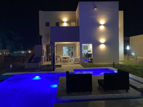 Family finish, rest, pool, security.