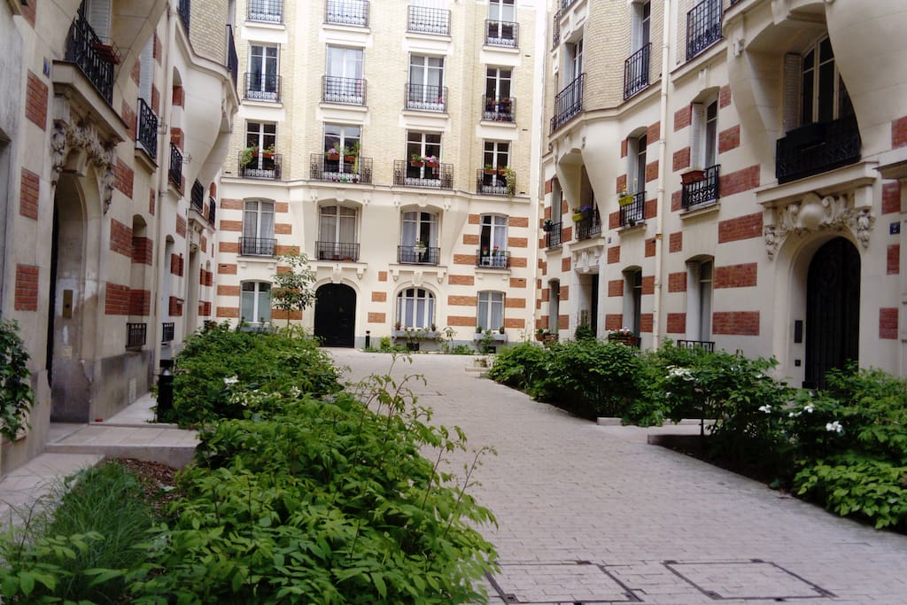 AU REZ DE CHAUSSEE,DANS UN SQUARE PRIVE AU CALME