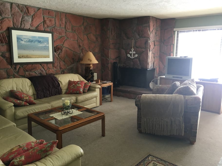 Comfy LR with fireplace