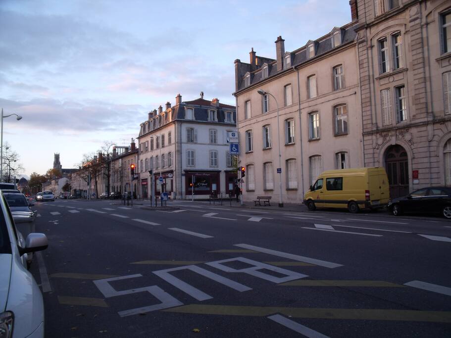 la façade de l'immeuble l' appartement atypique est dans le toit