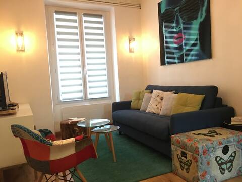 Top performing Airbnb: Warm and pleasant Paris studio in Paris 11e Arrondissement