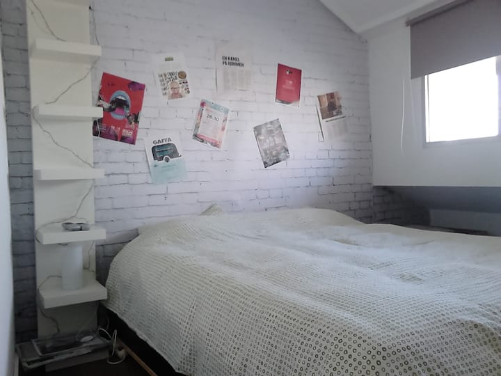 Dormitorio con armario empotrado