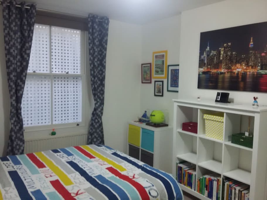 Double bedroom with a queen size bed.