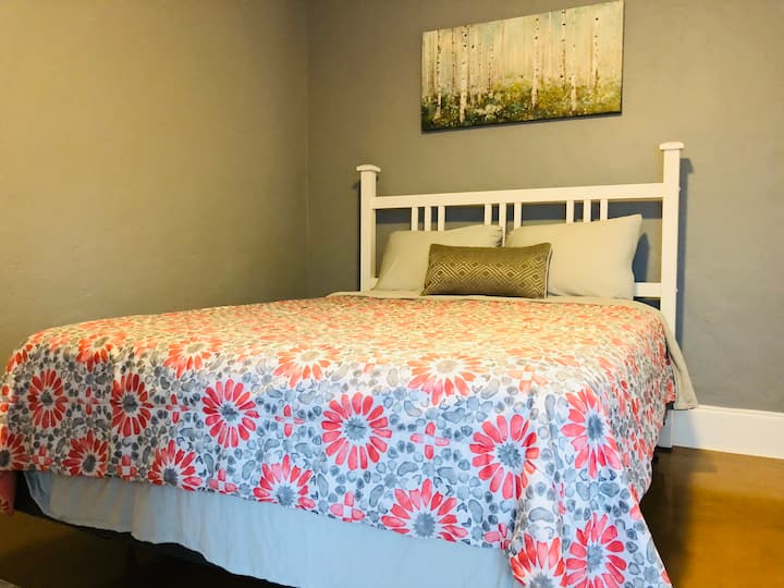 Kitanda cha ukubwa wa chumba cha kulala cha 2 aina ya Queen 