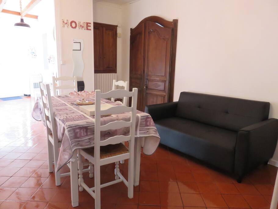 espace à vivre : canapé ; téléviseur;