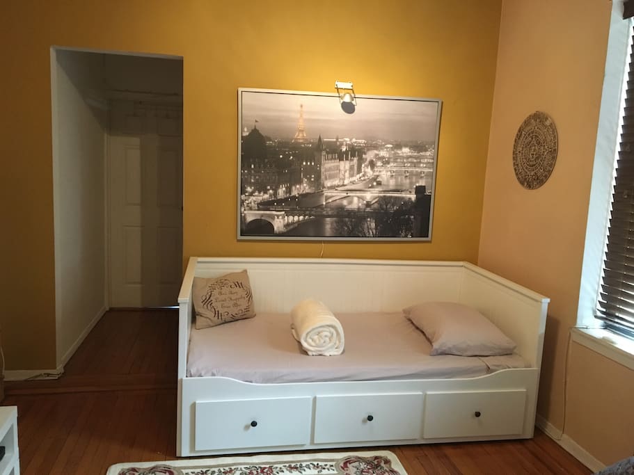 Daybed that transforms into double bed