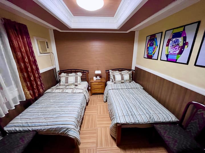 Vilë me 4 dhoma gjumi me kuzhinë të brendshme dhe të jashtme për arratisje familjare / miqsh.

2 orë nga Manila.
1 orë nga Klarku, Pampanga.

15 minuta nga Ayala Harbor Point Mall.
20 minuta nga Subic Bay Beach Resorts.
5 minuta nga kursi i golfit