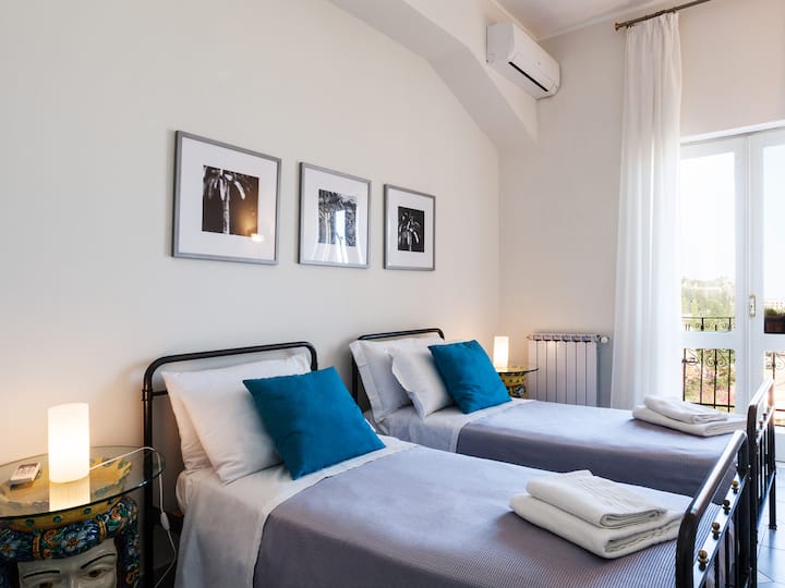 De tweepersoons/eenpersoonskamer.