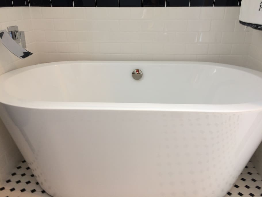 Soaking tub
