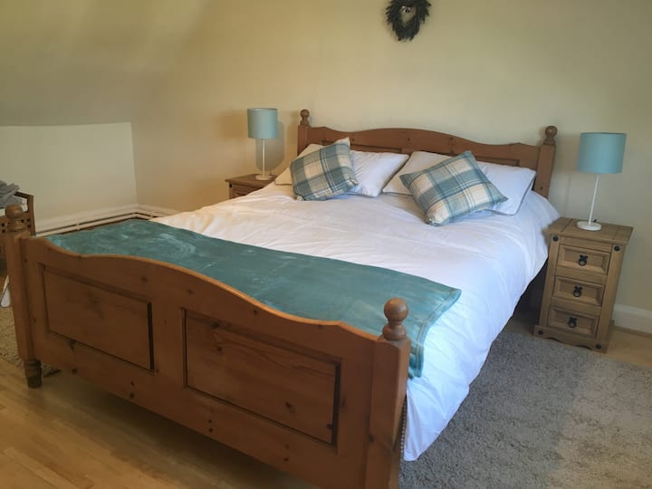 Dhomë gjumi kryesore me krevat dopio "king". 