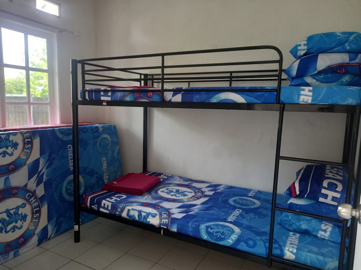 Môžete použiť spálňu č.1 s rovnou posteľou a ďalšími matracmi.