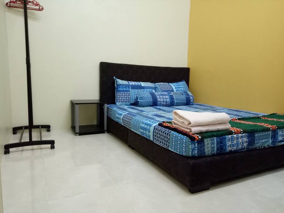 Bilik Tidur 2
Kipas,cermin,meja katil,tuala,penyangkut baju