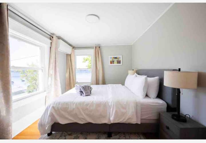 Dhoma e dytë e gjumit me krevat dopio "queen" dhe pamje të mrekullueshme.