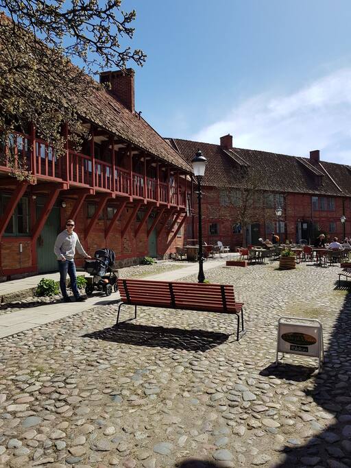 Välbevarade korsvirkesgården Per Helsas Gård i Ystad. Här finns populära Grändens Mat, men även mindre hantverk- och antik butiker.