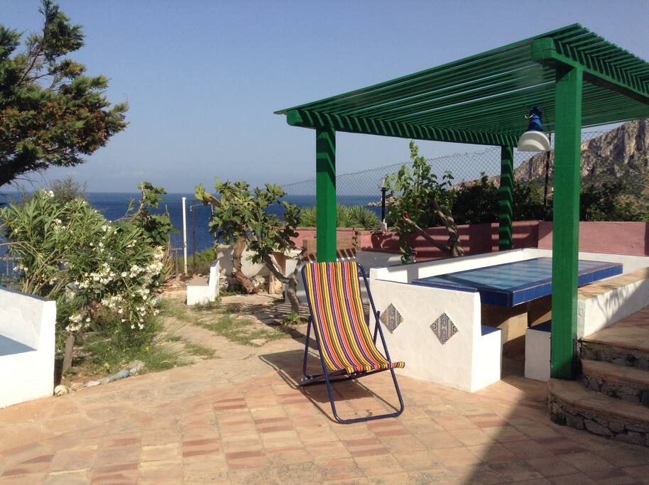 gazebo esterno con tavolo e divanetti