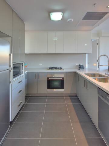 Luxe Three Bedroom Penthouse – In Sydney CBD gallery image 4