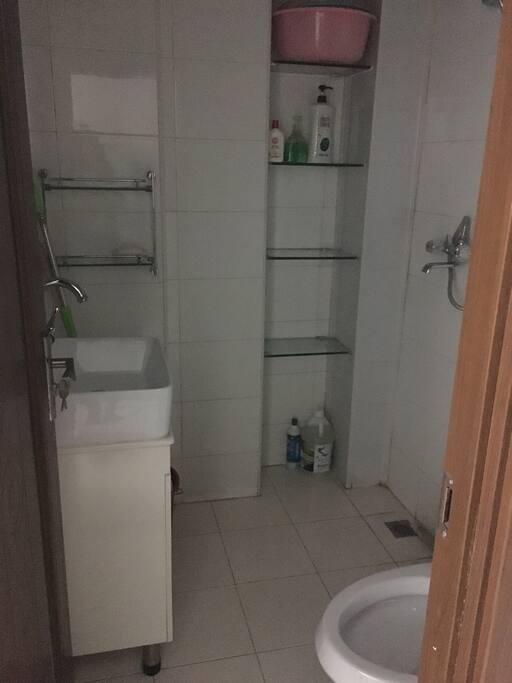 宽敞的卫生间 可淋浴,有洗漱用品