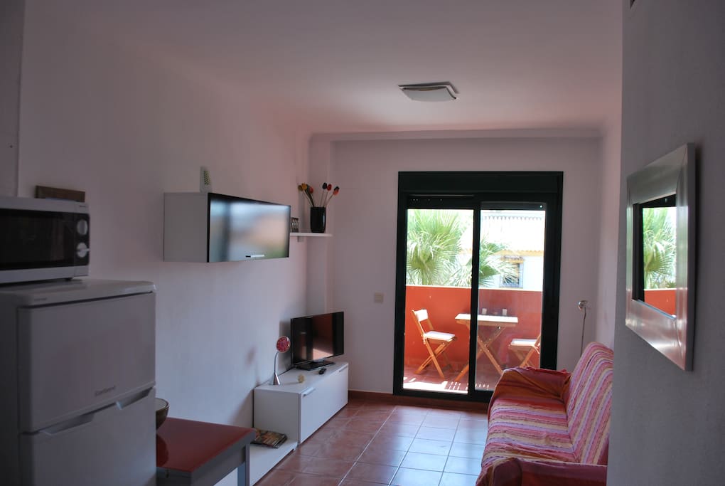 Salón con sofá cama. Salida a la terraza. Dining room with sofabed. Exit to the terrace.