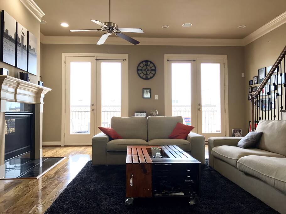Comfortable, bright living room with access to balcony