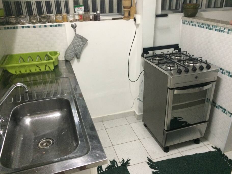 Cozinha. Pia e fogão.