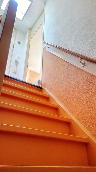 The stairs connecting the two floors of the appartment