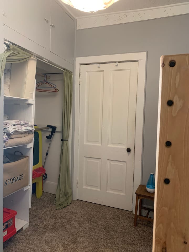 Ďalšia spálňa prepojená dverami do hlavnej spálne