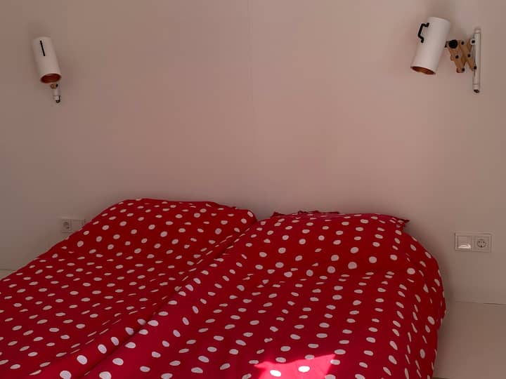 Slaapkamer met bed 1.60 bij 2.00 meter, twee aparte matrassen en twee dekbedden. 
