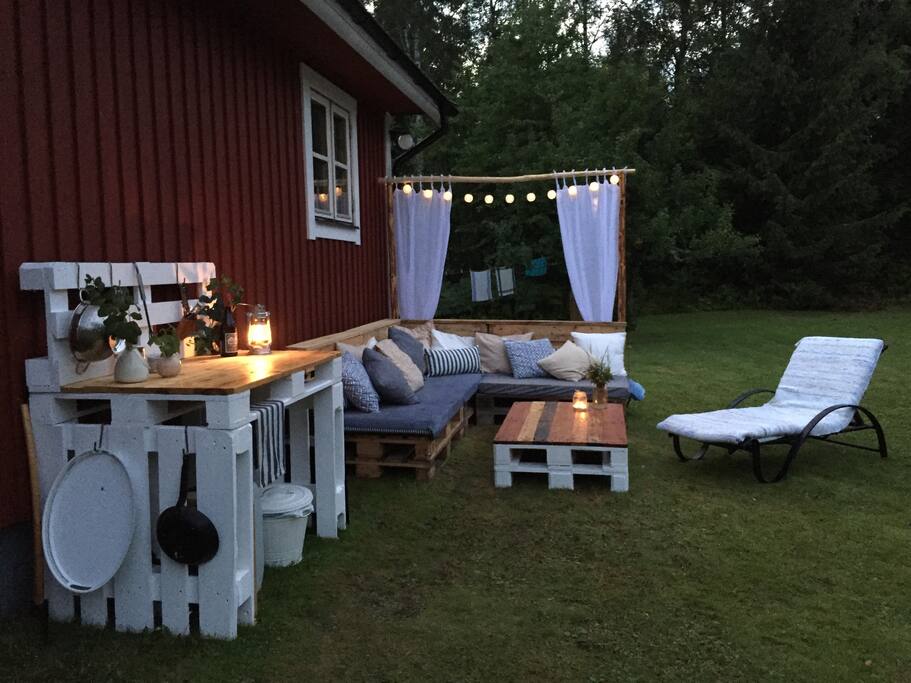Spend more time outside! Outside (summer)lounge and an alternative cooking spot for barbecues.