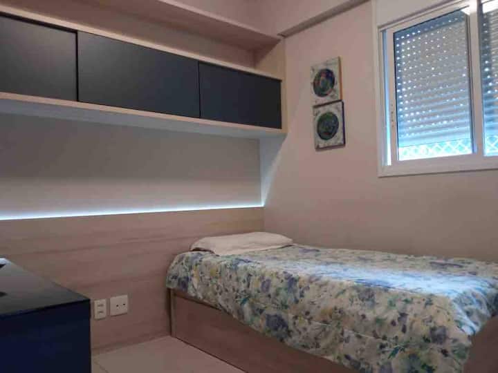 Единична стая, с разтегателно легло !