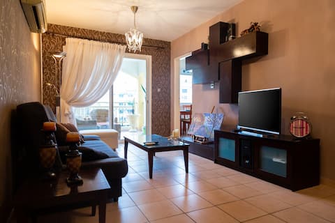 Sunny 2B/R spacious APTM 300 M from the beach