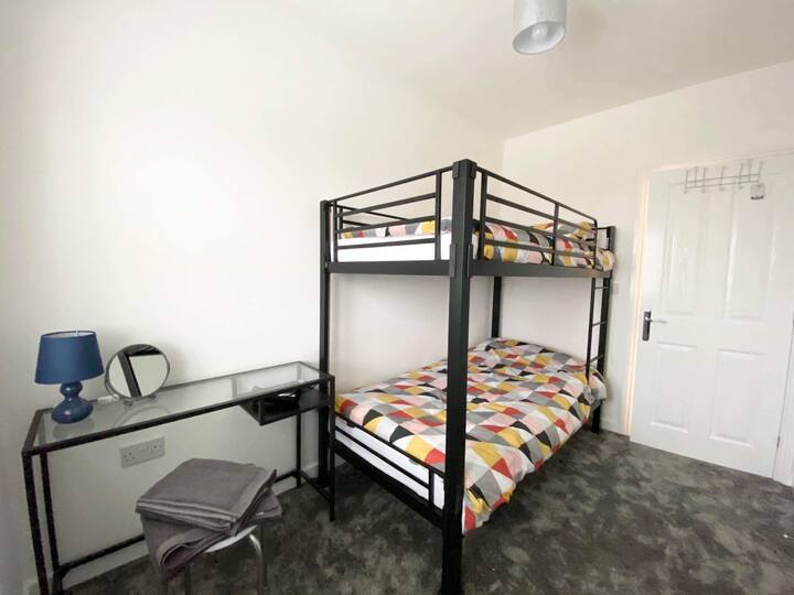 غرفة النوم 3 مع سرير بطابقين مناسب للبالغين والأطفال (الأطفال الصغار لاستخدام السرير السفلي فقط) طاولة الملابس الزجاجية والمعدنية ورف الملابس.