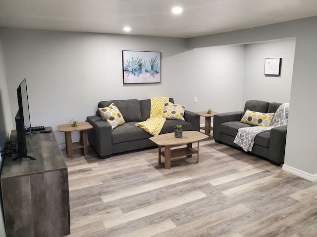 Stylishly Renovated Apartment -50" TV w/Netflix