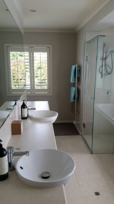 Large bath, shower, dual basins & toilet in spacious en-suite