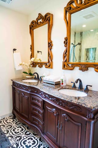 LUXURY 4 BDR HIGH-TECH HOUSE IN PERFECT LOCATION gallery image 4