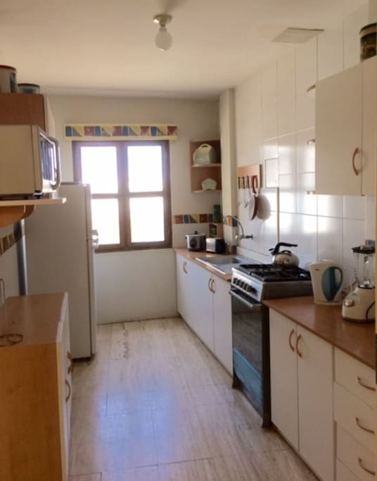 Cocina totalmente equipada refrigeradora, microhondas, tostadora, olla arrocera, licuadora, menaje etc.