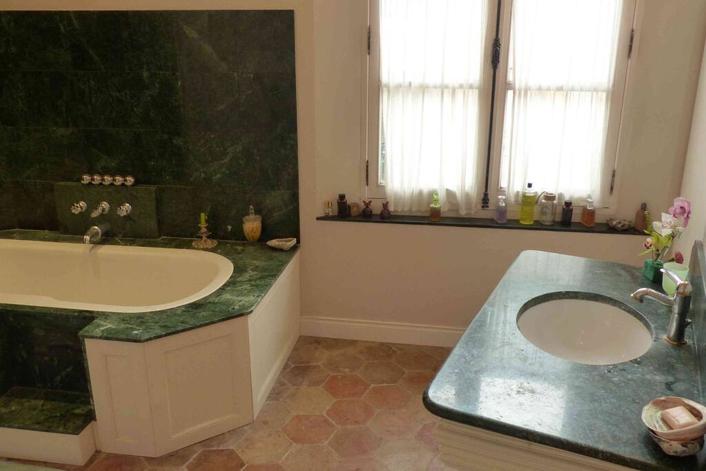 Salle de bains de la chambre jaune