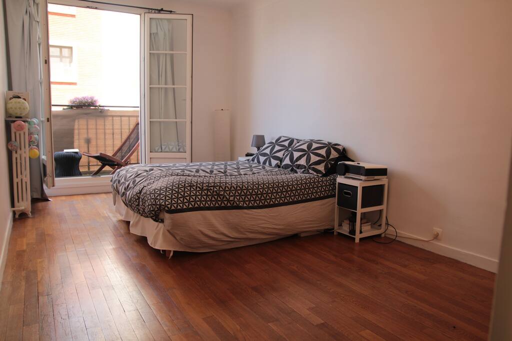 Chambre spacieuse accès balcon
