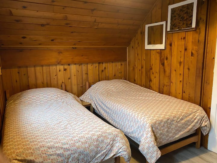 Dormitorio en la planta superior con 2 camas de una plaza.