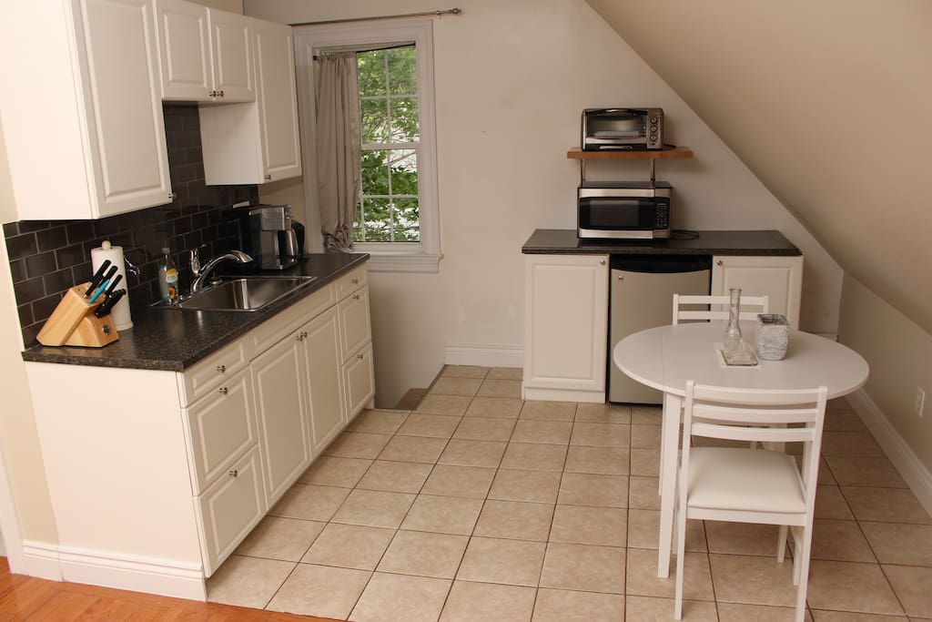 Eat-in kitchenette