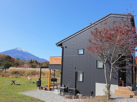 Front view of Mt. Fuji | 1000 m² lawn garden |
Designer Private Cottage BBQ / Campfire / Stargazing