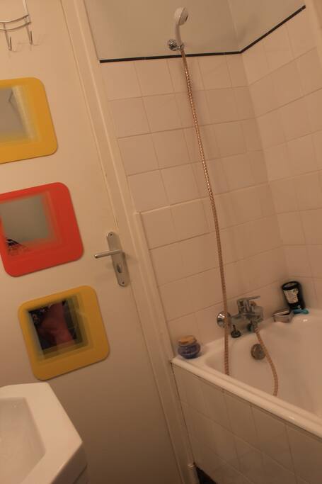 Salle de bain avec baignoire, vasque et machine à laver
