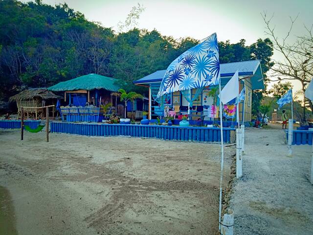 BeachFront Deluxe Room 5-10mins to 100 Island