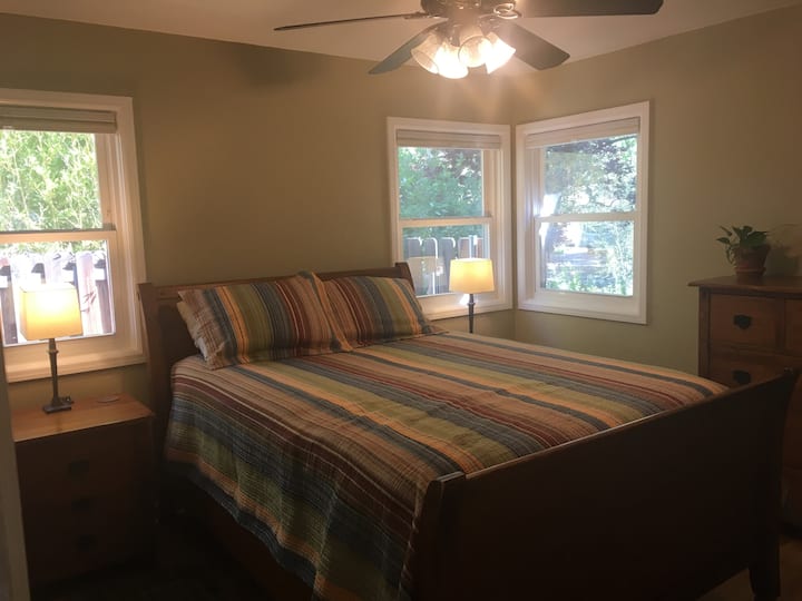 Hlavná spálňa s manželskou posteľou veľkosti Queen a televízorom.  K dispozícii sú vstavané zásuvky a skriňa