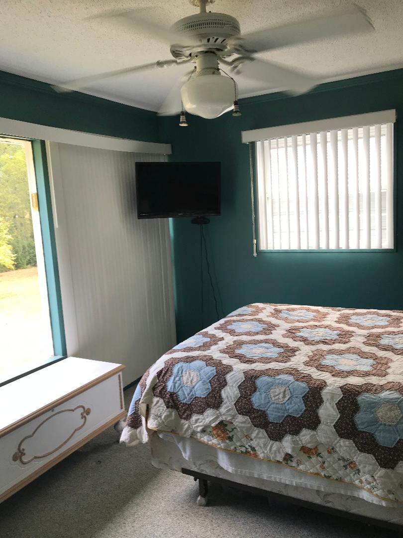 Grande chambre avec vue sur le lac