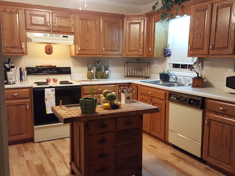 FULL COUNTRY KITCHEN