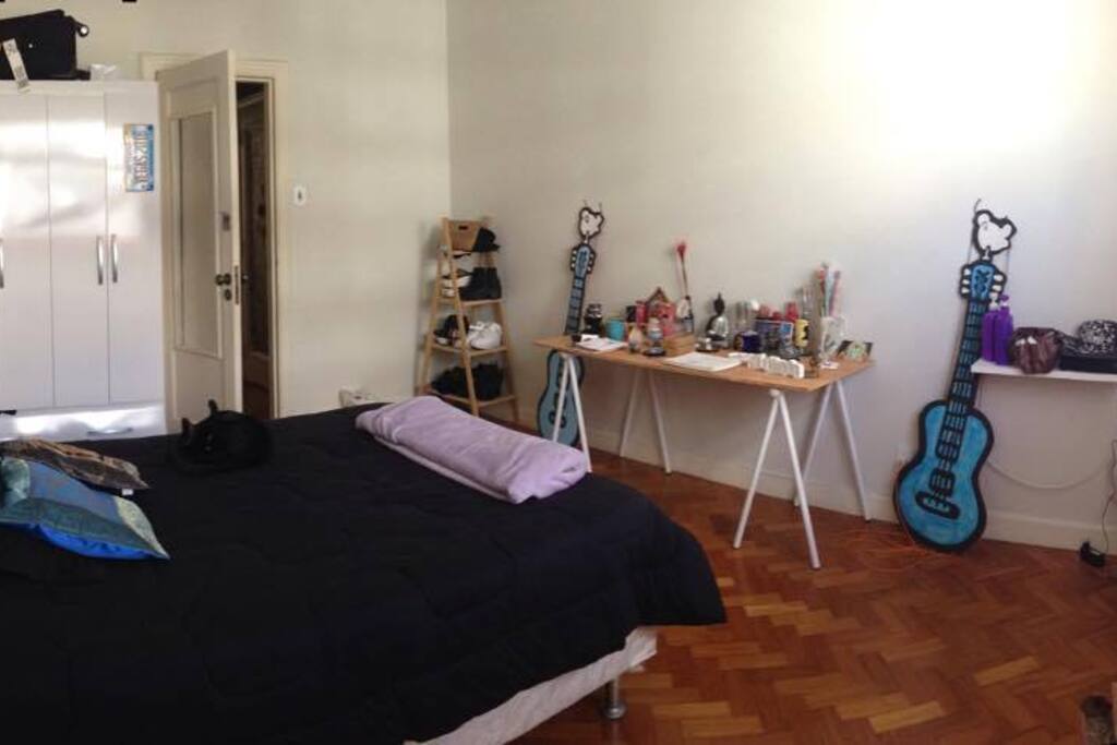 Quarto 01 - Pertences pessoais serão retirados do apartamento, no ato da contratação do aluguel, para maior conforto dos locatários.