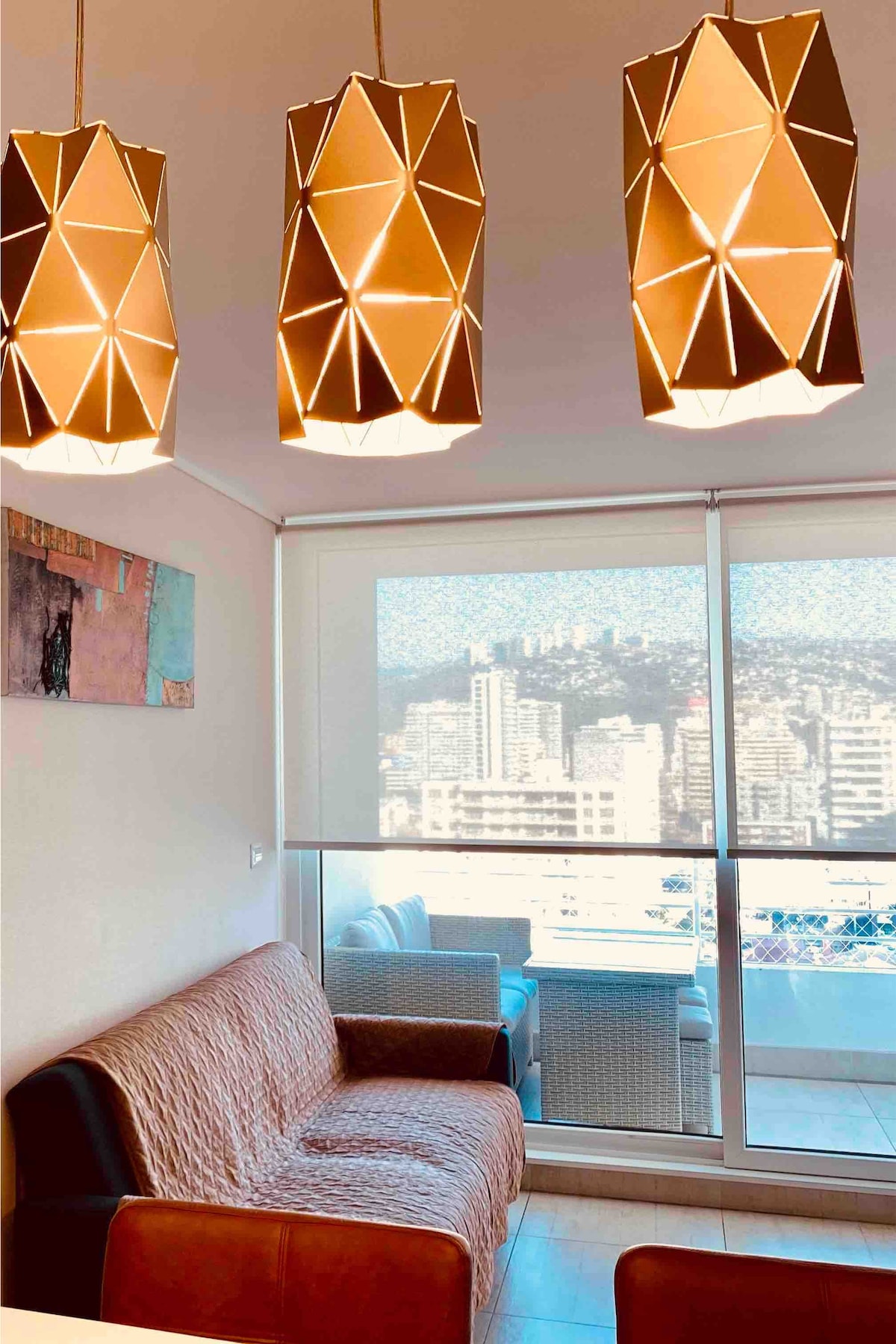 Futón-cama de alta gama (marca Rosen) de 1,5 plazas,  ubicado en un espacioso Living, frente a SmartTv. Living cuenta con calefacción por radiadores eléctricos.