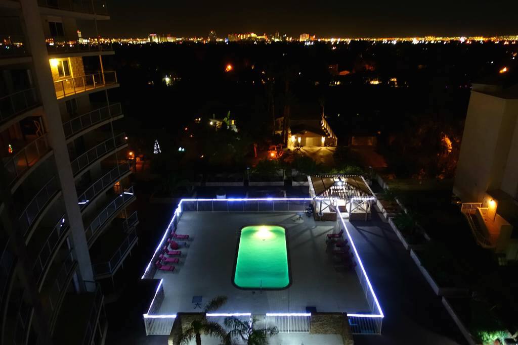 Balcony View
Near Country Club Golf Course & Strip&Convention Center