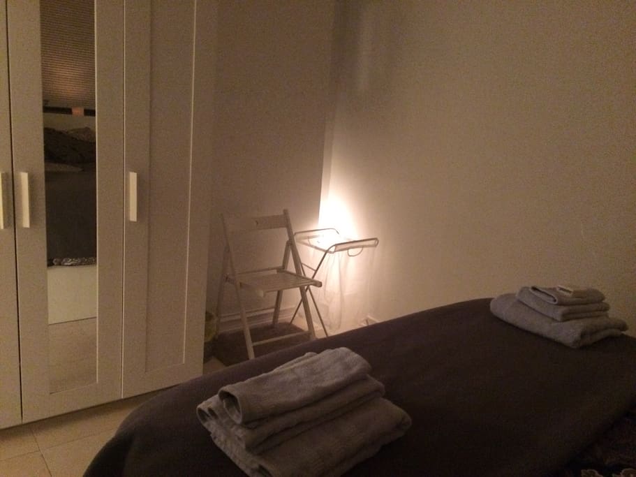 A left view. In the room there is also a linen bag to drop your used towels. A wardrobe to place belongings as well as a full body mirror.