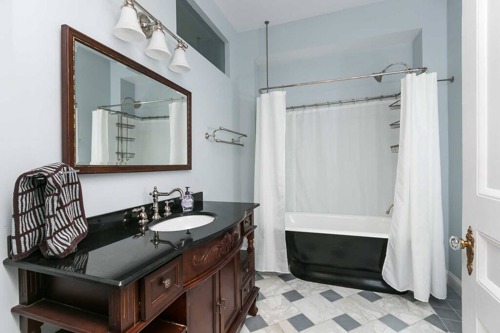 Suite 1
Bathroom